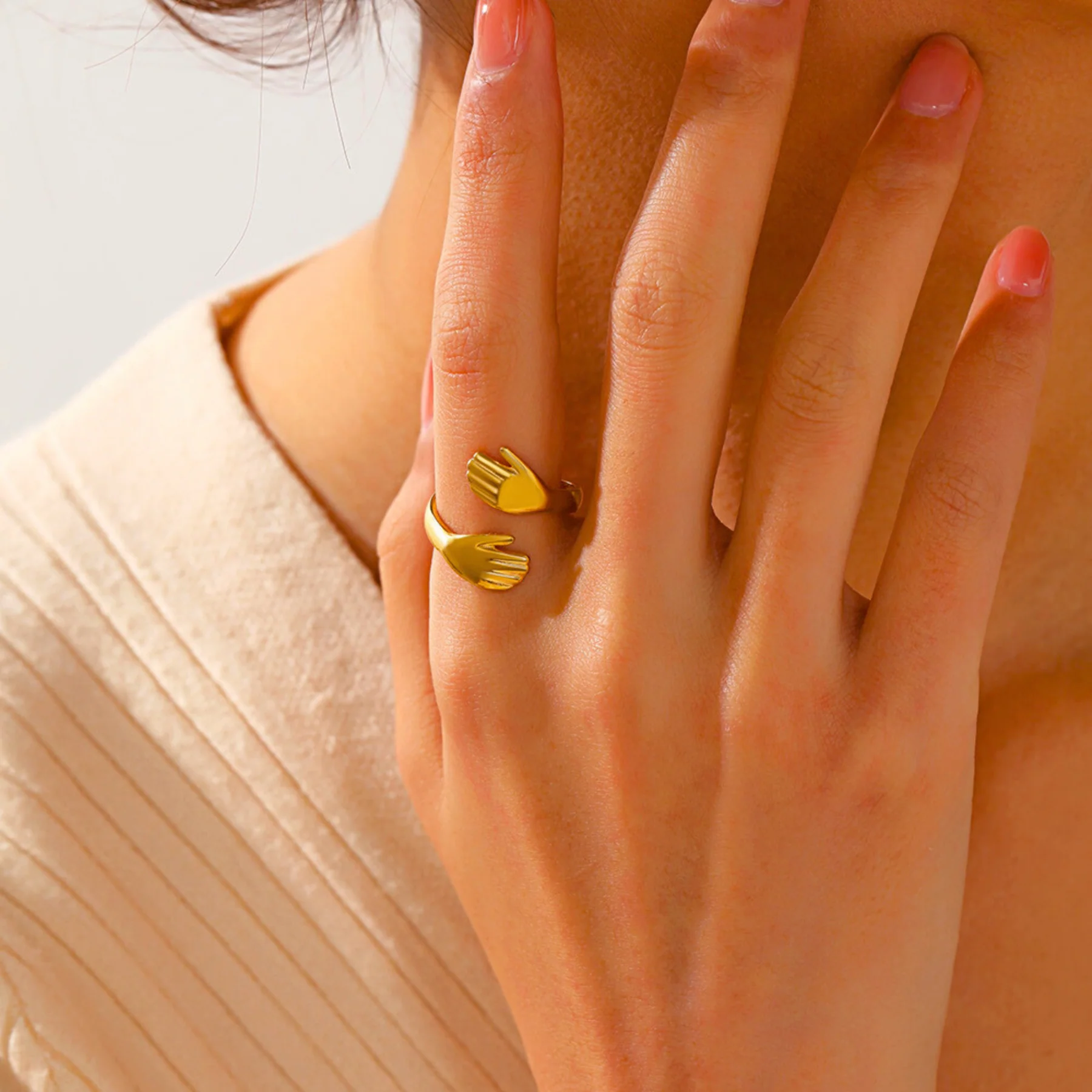 gold-hand-hug-adjustable-ring