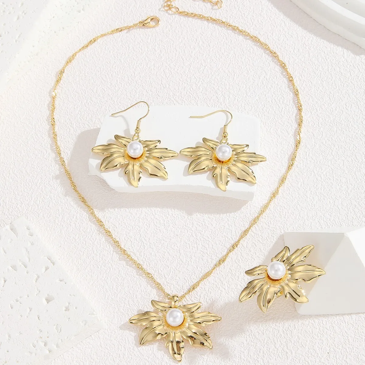 Laef Pearl Earrings Necklace Set